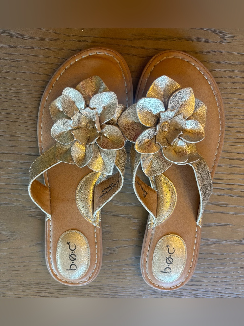 Women’s Metallic Flower Thong Sandals - gold